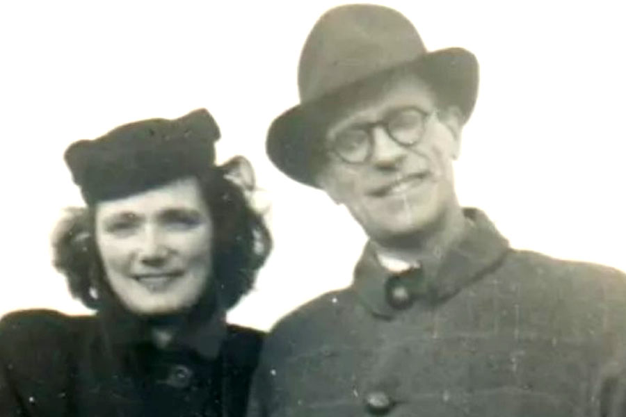 Son discovers how his Parents fell in love during World War 2 through 500 letters
