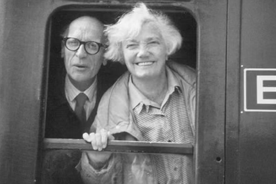 Son discovers how his Parents fell in love during World War 2 through 500 letters