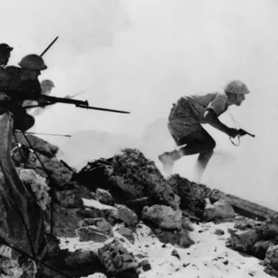 Son discovers how his Parents fell in love during World War 2 through 500 letters