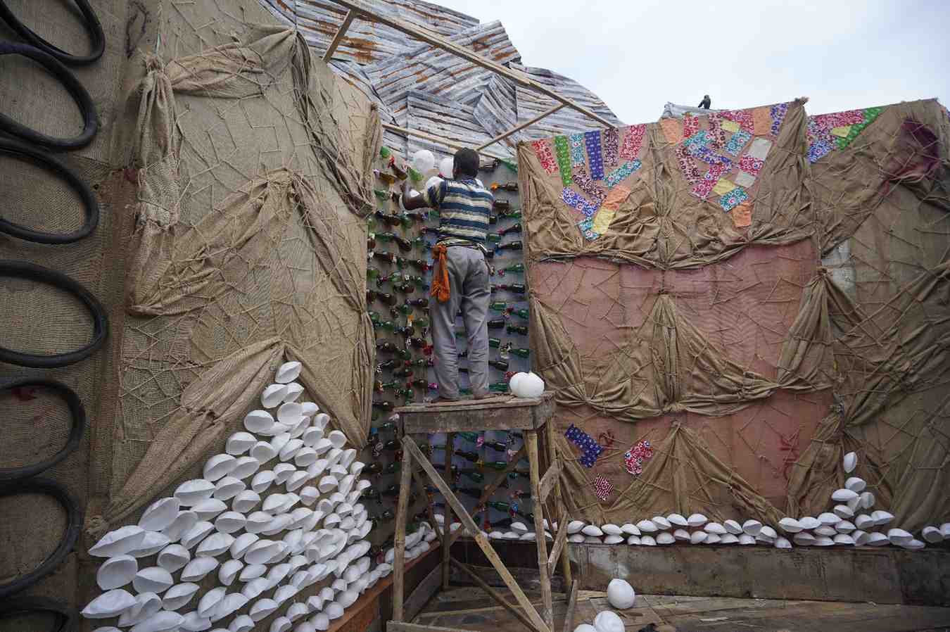 এই থিম ভাবনা নেপথ্যে রয়েছেন শিল্পী পূর্ণেন্দু দে। 