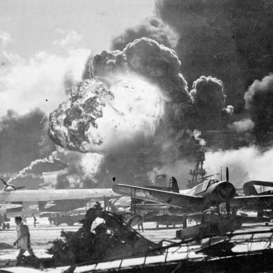 Son discovers how his Parents fell in love during World War 2 through 500 letters