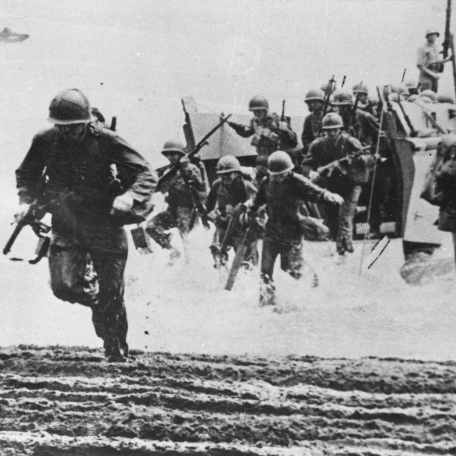 Son discovers how his Parents fell in love during World War 2 through 500 letters