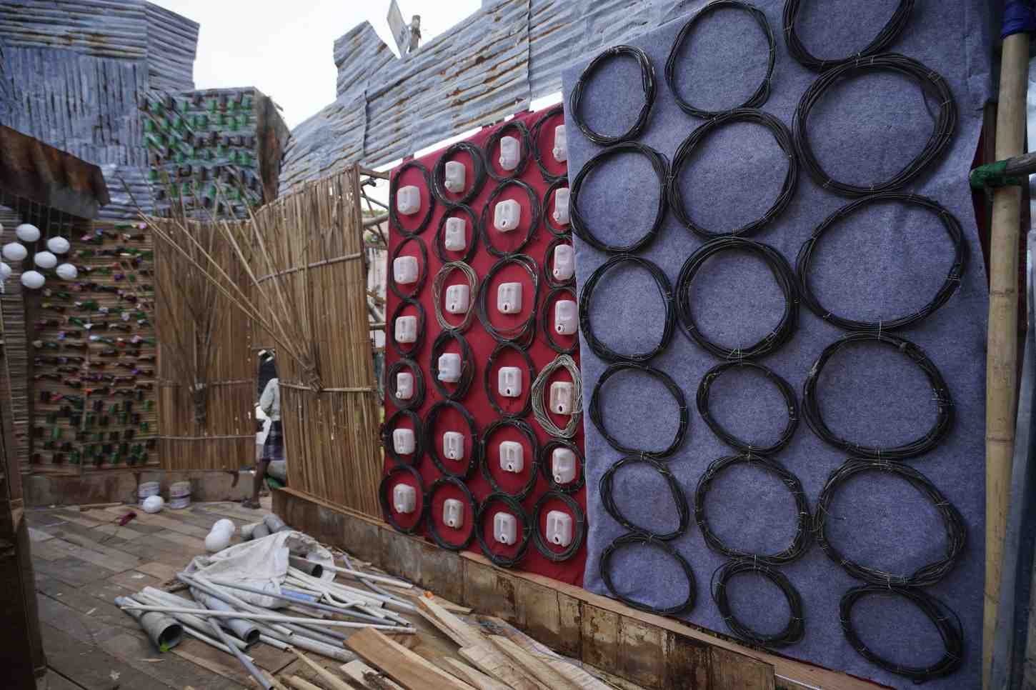 উদ্যোক্তাদের ব্যাখ্যা, একজন শিল্পী তাঁর চিন্তা শক্তি বা সৃষ্টিশীলতা ব্যবহার করে যে কোনও সাধারণ জিনিস, এমনকী বাতিল জিনিস দিয়েও শিল্প সৃষ্টি করতে পারেন। তাতেই তিনি সুখী হন। এটাই সৃষ্টিসুখ!