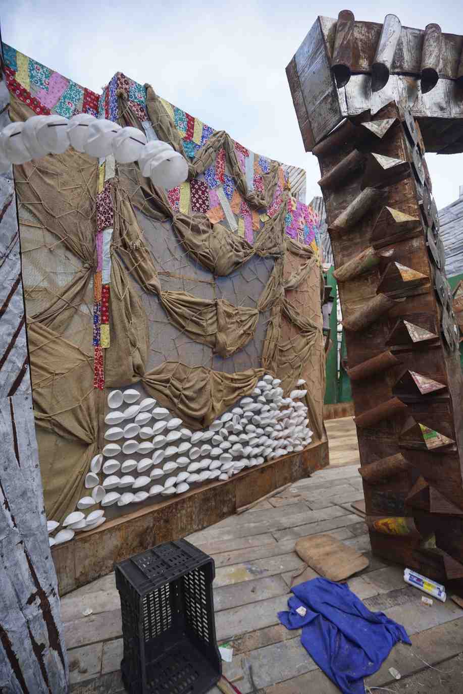 এ বারের পুজোর মণ্ডপসজ্জায় ঠিক এই ভাবনাটাই তুলে ধরতে চেয়েছেন পুজোর উদ্যোক্তারা।