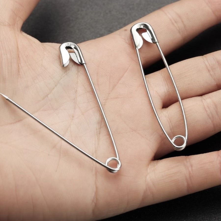 সেপ্টিপিন এটি যেন প্রতি মুহূর্তের সঙ্গী। শুধু সাধারণ মানুষেরাই নন, পোশাকসজ্জা সামলাতে দীপিকা পাডুকোন থেকে করিনা কপূর, সকলেই বেছে নেন এই সেপ্টিপিন।  