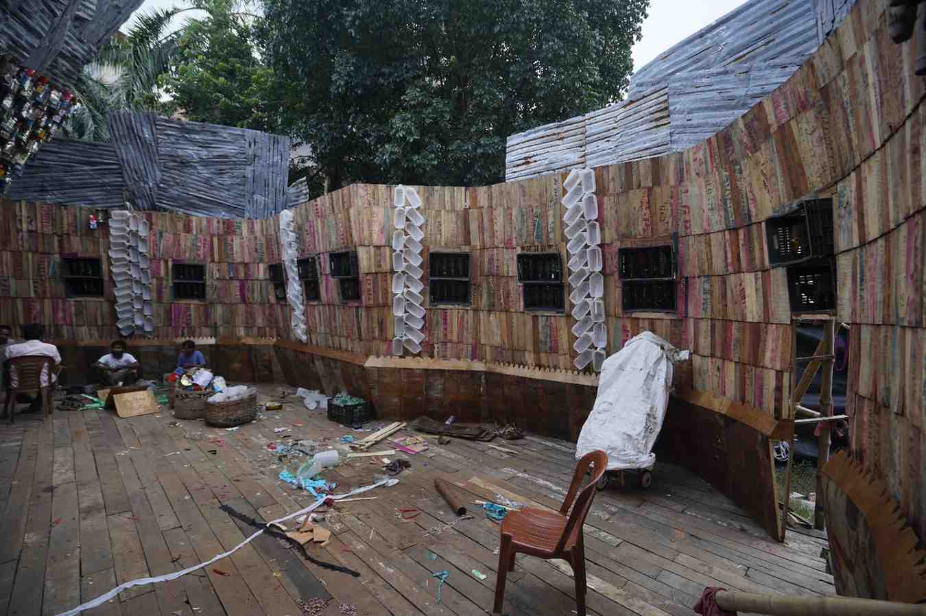 সেই ভাবনা থেকেই উদ্যোক্তাদের এবং শিল্পী পূর্ণেন্দু দে-র মনে হয়, যে সমস্ত জিনিস ব্যবহারের পর সাধারণত ফেলে দেওয়া হয়, সেই তথাকথিত অতি সাধারণ ও বাতিল জিনিসপত্র দিয়েই তাঁরা পুজোর মণ্ডপ সাজাবেন।