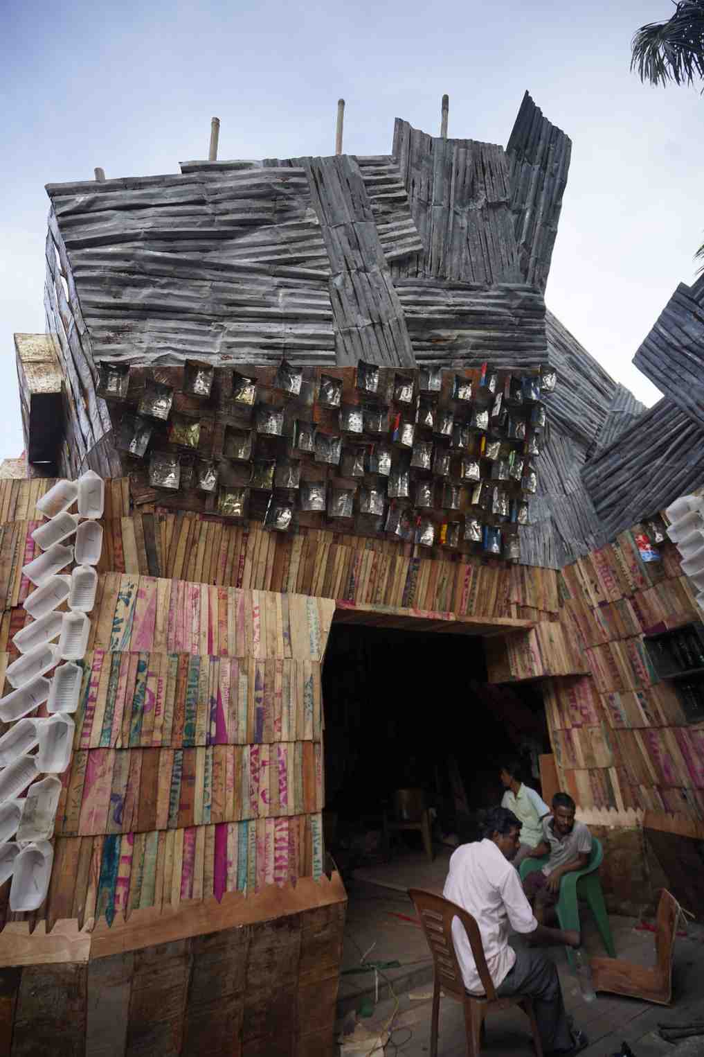 এ বারের পুজো মণ্ডপ সাজাতে ব্যবহার করা হয়েছে - পুরনো টিনের শেড, কাচের ভাঙা বোতল, ভোজ্য তেলের ব্যবহৃত টিন, গুড়ের ব্যবহৃত টিন, ফাটা বল, ছেঁড়া চট, বস্তা, প্লাস্টিকের চেয়ার, টায়ার, বাতিল কাপড়, ফাইবার শিট প্রভৃতি।