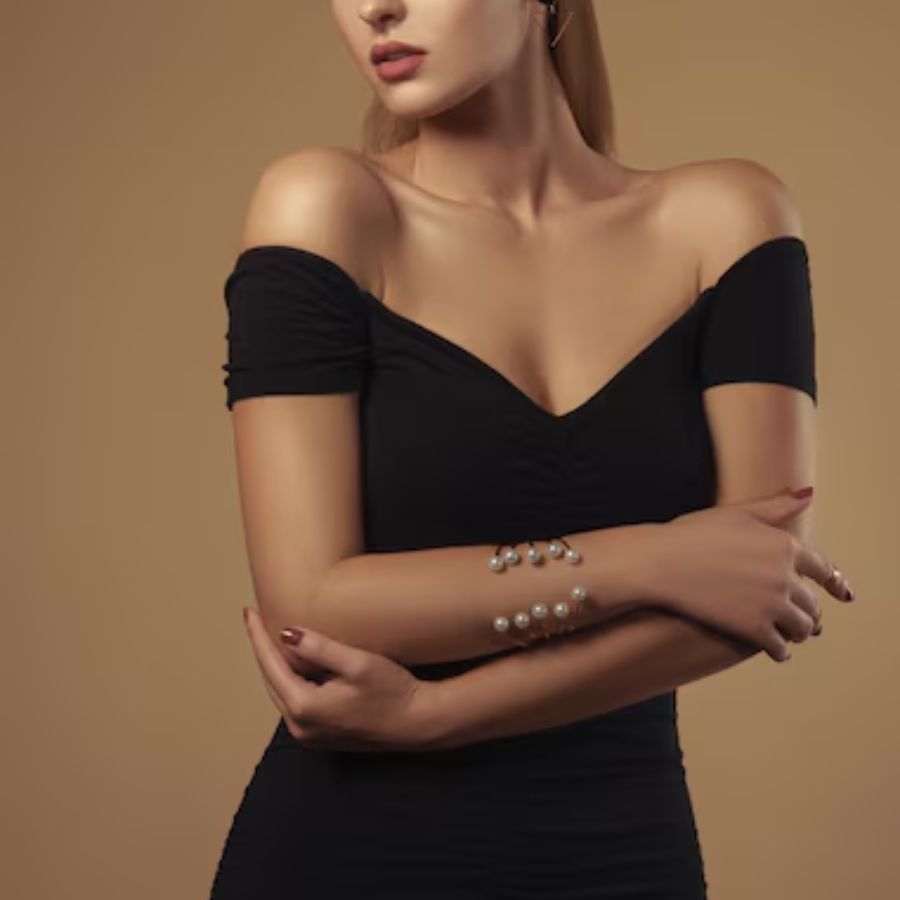 টিউব ব্রা অফ শোল্ডার পোশাকের ক্ষেত্রে ‘টিউব ব্রা’-ও কাজে আসতে পারে। ‘স্ট্র্যাপলেস ব্রা’ও পাওয়া যায় সহজে। সেটিকেও কাজে লাগাতে পারেন। (এই প্রতিবেদনটি ‘আনন্দ উৎসব’ ফিচারের একটি অংশ।) 