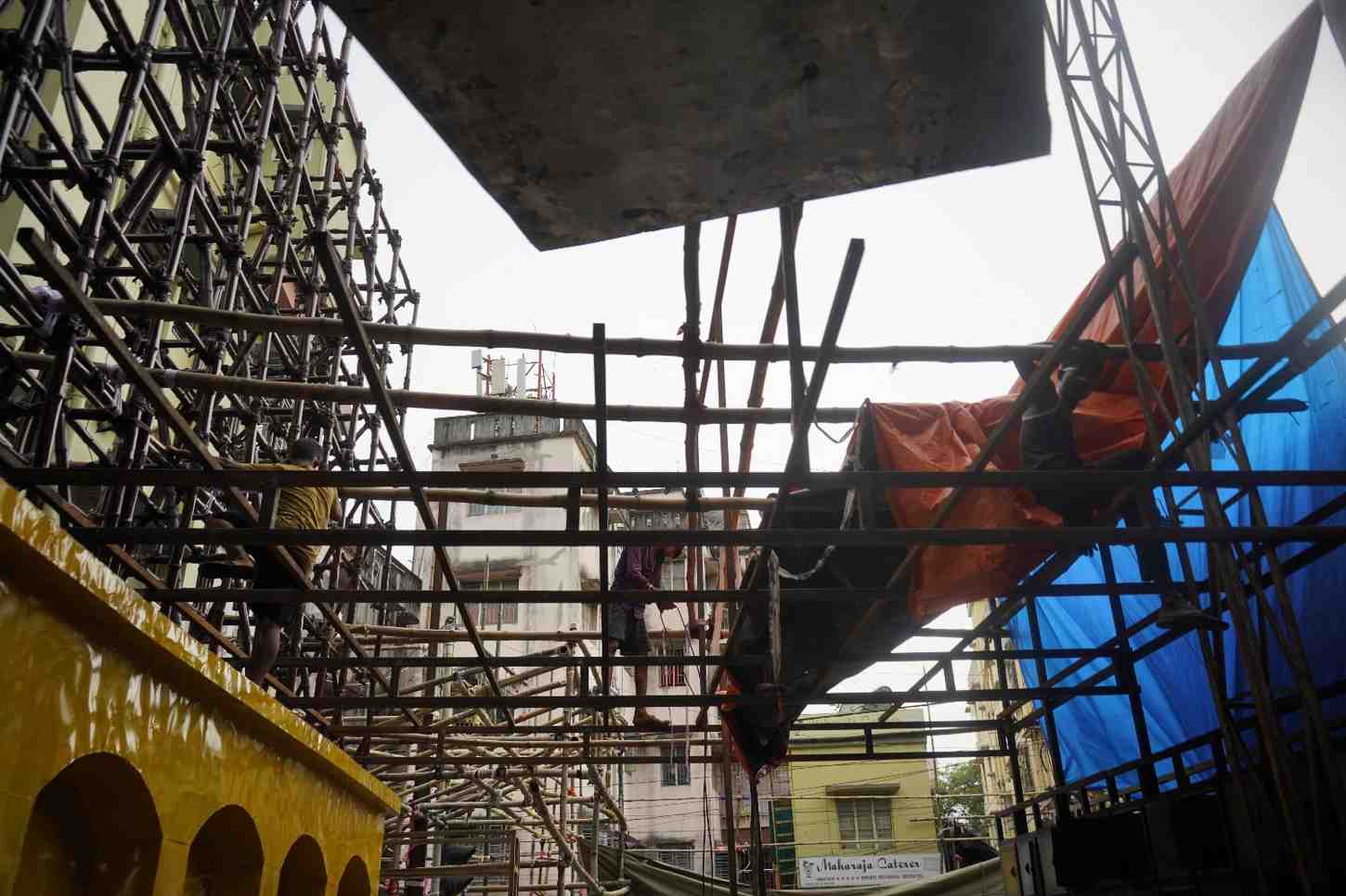 বাংলার এক প্রায় বিস্মৃত ইতিহাস সম্পর্কে আমজনতাকে অবহিত করতেই দুর্গাপুজোর এ বারের থিম হিসেবে 'প্রত্ন কথা'-কে বেছে নেওয়া হয়েছে।