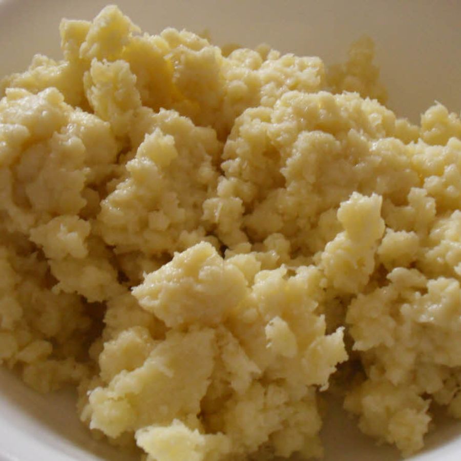 ২। এই হেমকণা মূলত তৈরি হয় খোয়া ক্ষীর, বাদাম ও চালের গুঁড়োর মিশেলে। এর জন্ম ঠাকুরবাড়ির হেঁশেলে। চালের পায়েস অথবা ছানার পায়েস তো অনেক খেয়েছেন, এ বার ‘শারদ’পাতে থাকুক একটু অন্য কিছু।  