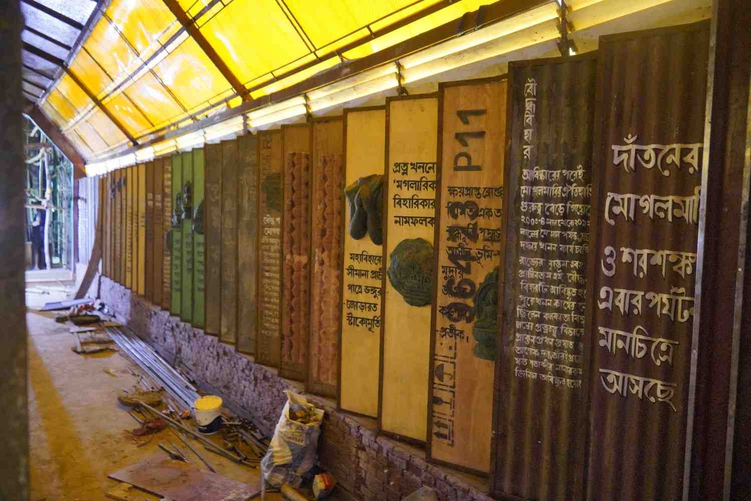 পুজো মণ্ডপ নির্মাণ করতে ব্যবহার করা হচ্ছে - লোহা, প্লাইউড, কাঠ, প্লাস্টার অফ প্যারিস প্রভৃতি। (এই প্রতিবেদনটি ‘আনন্দ উৎসব’ ফিচারের একটি অংশ।)