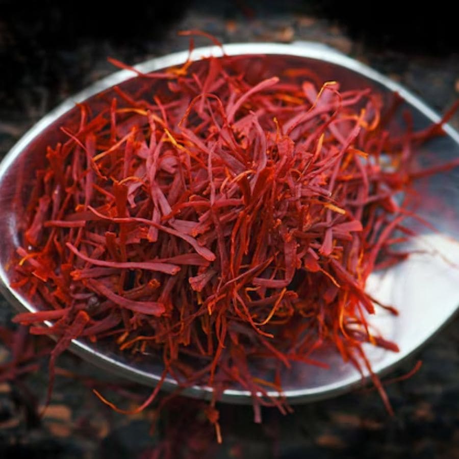 ৪। উপকরণ: ১ লিটার দুধ, কাঠবাদাম ও কাজু বাটা, চালের গুঁড়ো,  আধ কাপ খোয়া ক্ষীর, কেশর, চিনি। 