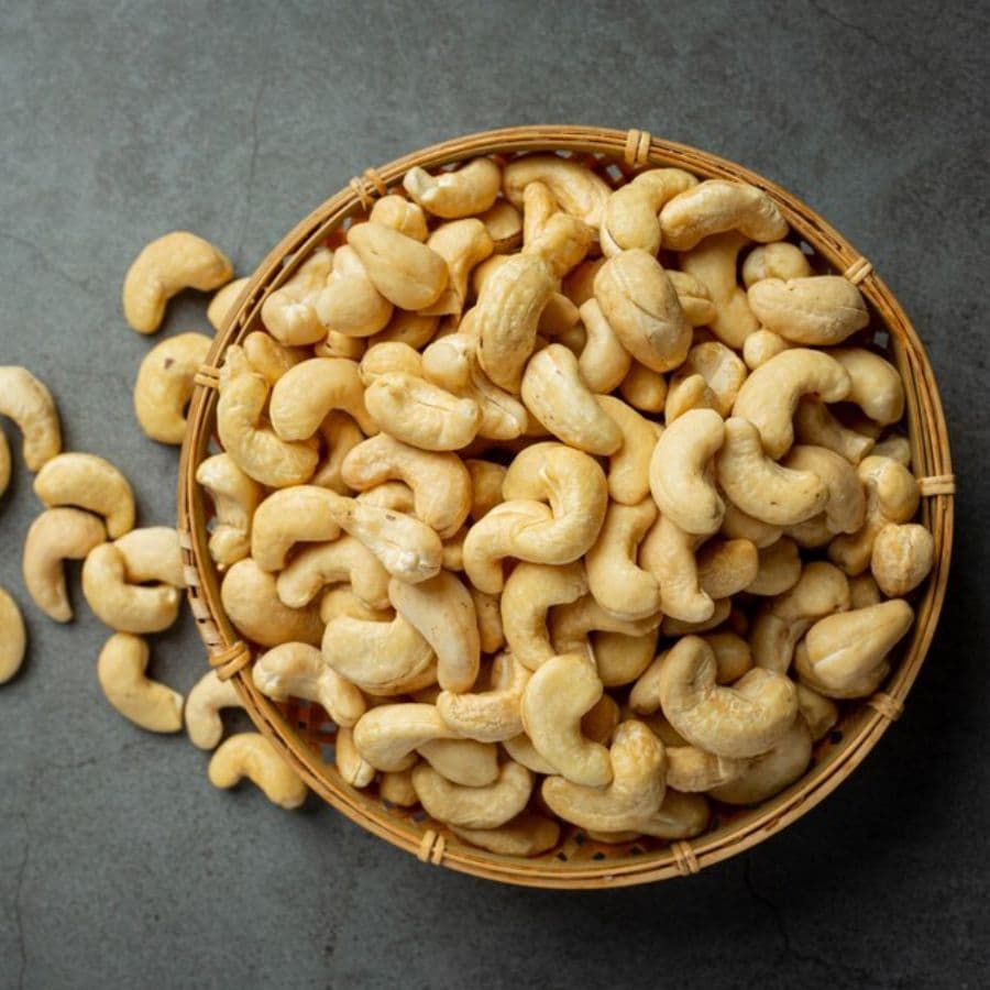 ৫। প্রণালী: রান্না শুরুর আগে পাঁচ থেকে ছ’টি কাঠবাদাম, কাজুবাদাম ও দু’চামচ গোবিন্দভোগ চাল ভিজিয়ে রাখতে হবে। এর পর ভাল করে বেটে নিন সব কিছু।  