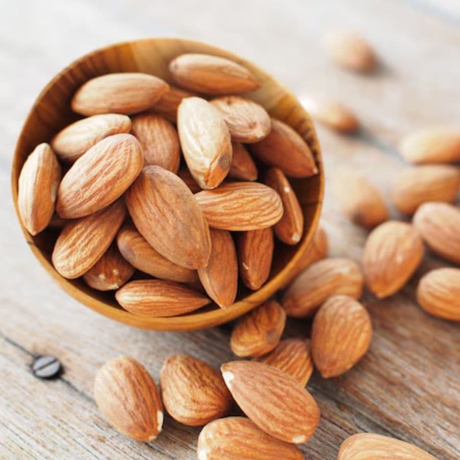 ৬। এ বার একটি পাত্রে বাদাম ও চালের গুঁড়ো বাটার সঙ্গে মিশিয়ে নিন আধ কাপ খোয়া ক্ষীর এবং দুই চা চামচ চিনি গুঁড়ো। পাত্রে থাকা সব উপকরণগুলিকে মেখে নিন ভাল করে। প্রয়োজনে যোগ করতে পারেন সামান্য জল অথবা দুধের ছিটে।