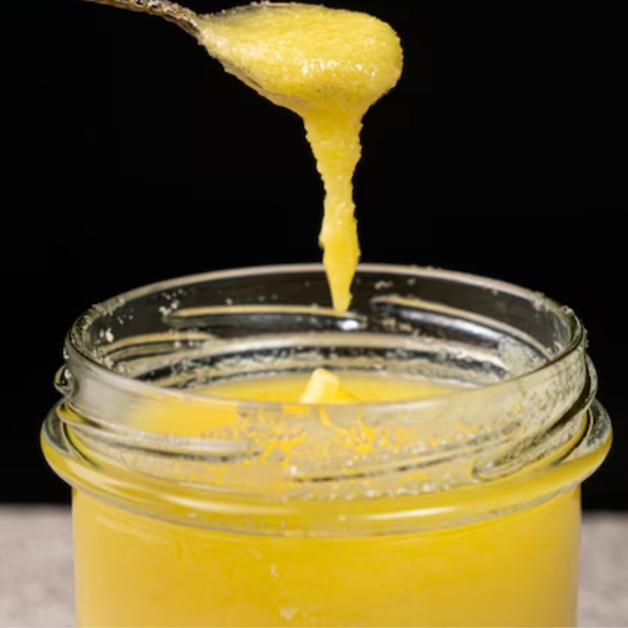 ৭।  এ বার হাতের তালুতে ভাল করে ঘি মাখিয়ে নিয়ে ছোট ছোট গোল গোল বলের আকারে গড়ে নিন সেগুলিকে। এটাই হল পায়েসের ‘কণা’।  