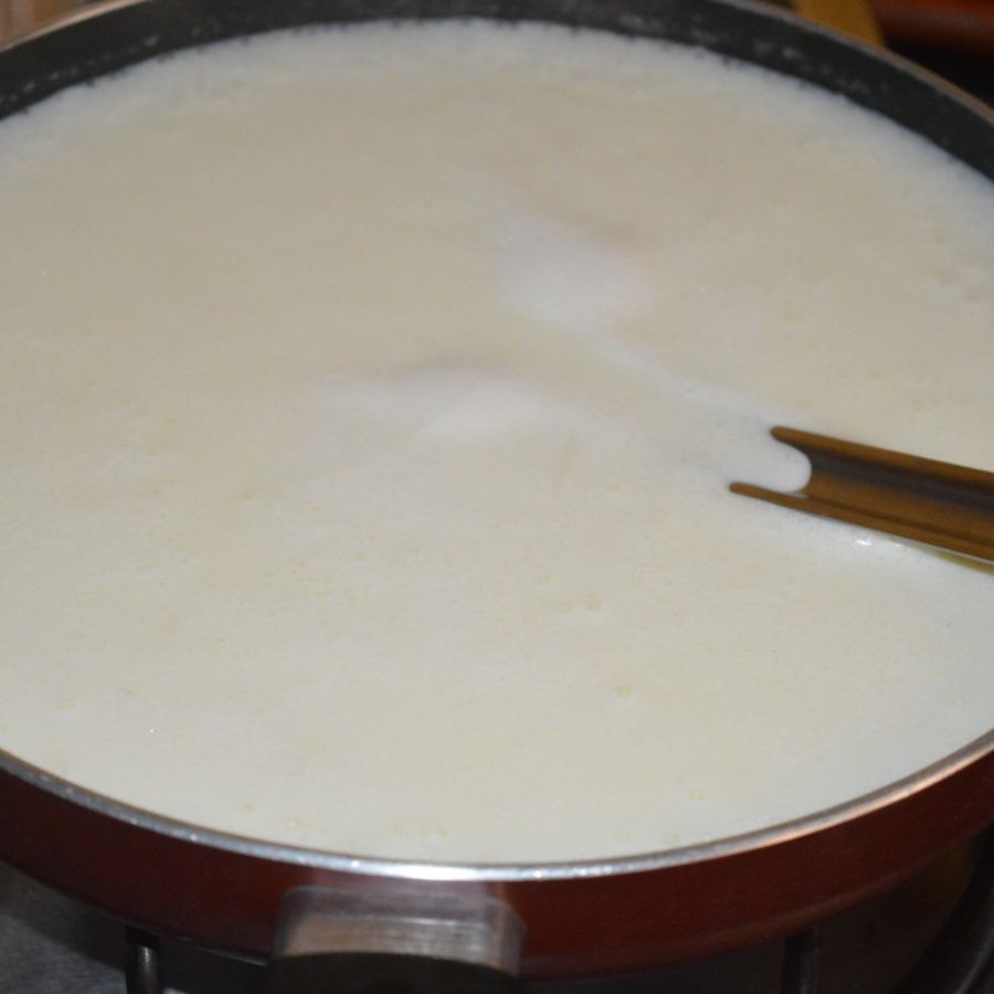 ৮। একটি পাত্রে এ বার ১ লিটার দুধ নিন। সেটিকে ভাল করে জ্বাল দিতে থাকুন, যত ক্ষণ না দুধ ঘন হচ্ছে। তত ক্ষণে অন্য একটি পাত্রে সামান্য কিছুটা দুধের মধ্যে ভিজতে দিন এক চিমটি কেশর। 