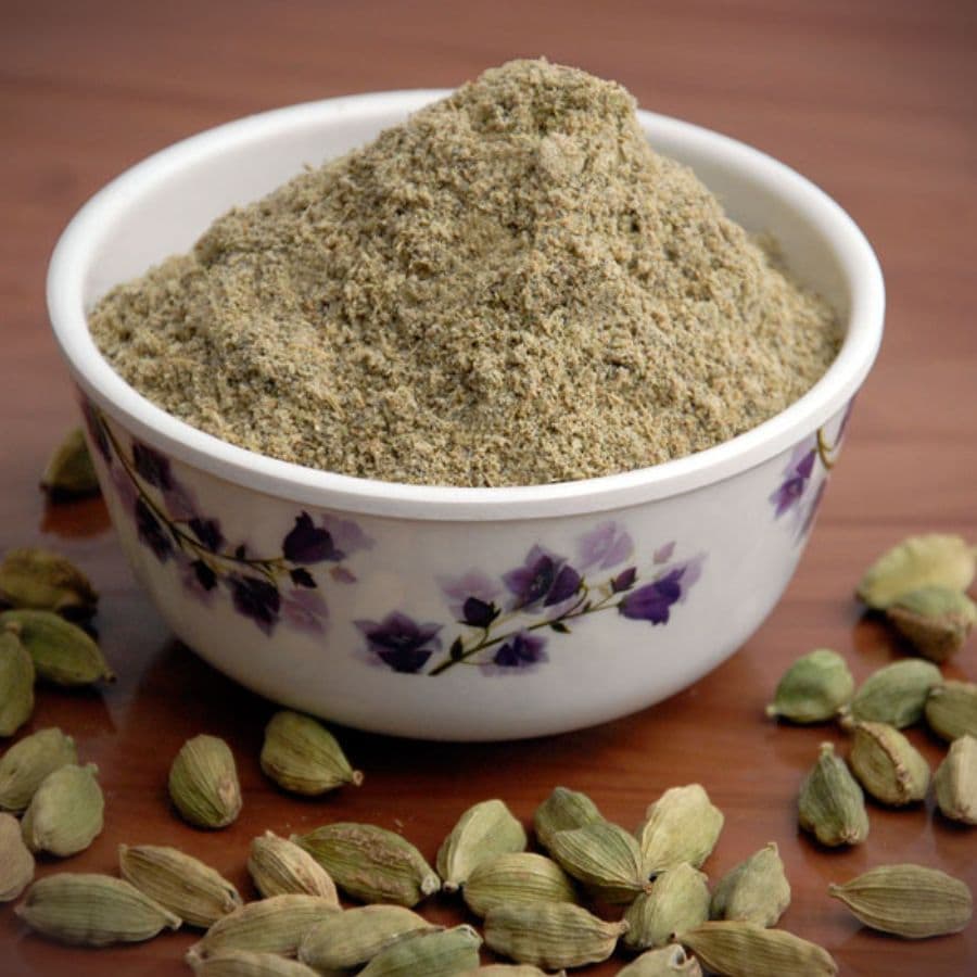 ৯। দুধ বেশ কিছুটা ঘন হয়ে এলে তাতে ছড়িয়ে দিন সামান্য কিছুটা এলাচ গুঁড়ো আর ধীরে ধীরে দিতে থাকুন ক্ষীরের বলগুলি। এর পরে দুই থেকে তিন মিনিট মতো ফোটানোর পালা।  এ বার তাতে দিয়ে দিন কেশর মেশানো দুধ। 