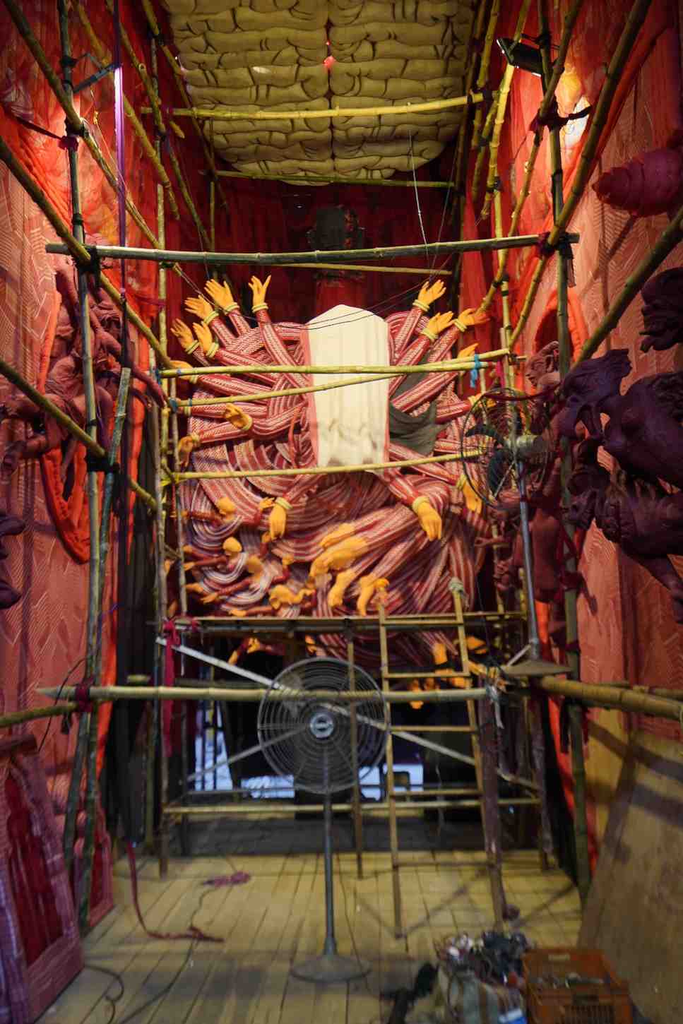 বর্তমান সমাজে তথা সমগ্র বিশ্বে সময়ের সঙ্গে পাল্লা দিয়ে নারীশক্তির যে 'রূপান্তর' ঘটেছে, স্ত্রী জাতির সেই অগ্রগতি ও ব্যাপ্তিকেই এই থিমের সাহায্যে ফুটিয়ে তোলা হচ্ছে। 