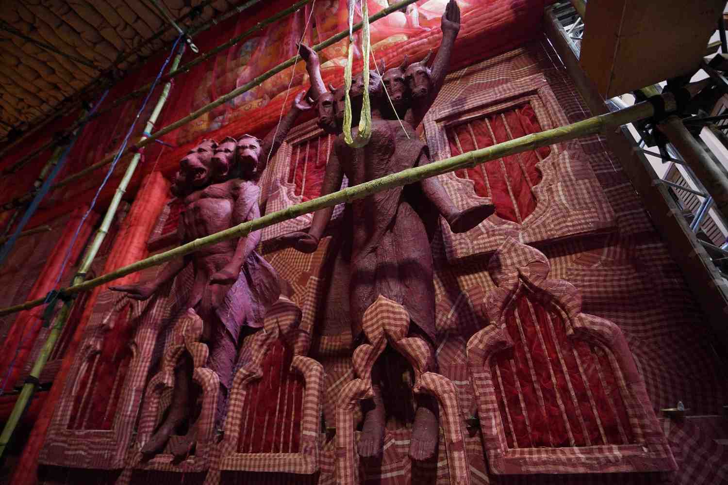 এই পুজোর থিম এবং বিষয় ভাবনার সঙ্গে যুক্ত রয়েছেন প্রখ্যাত শিল্পী সনাতন দিন্দা। 