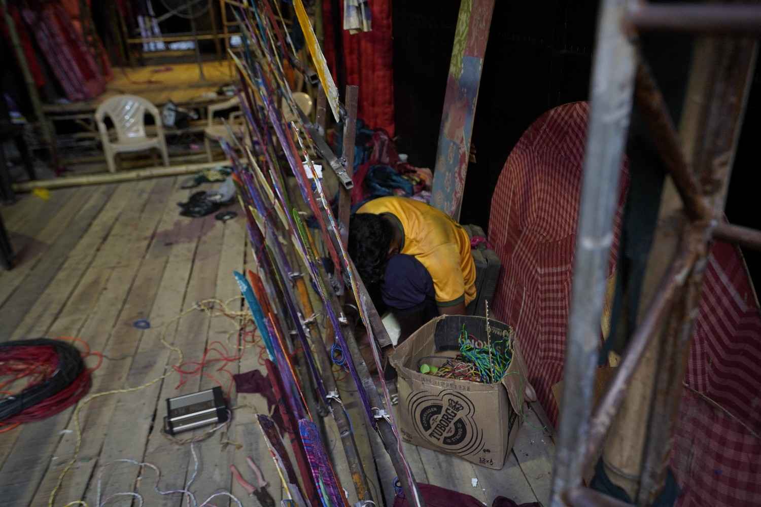 এই পুজোর মণ্ডপ নির্মাণ করতে লোহার শক্তপোক্ত কাঠামো তৈরি করা হচ্ছে।