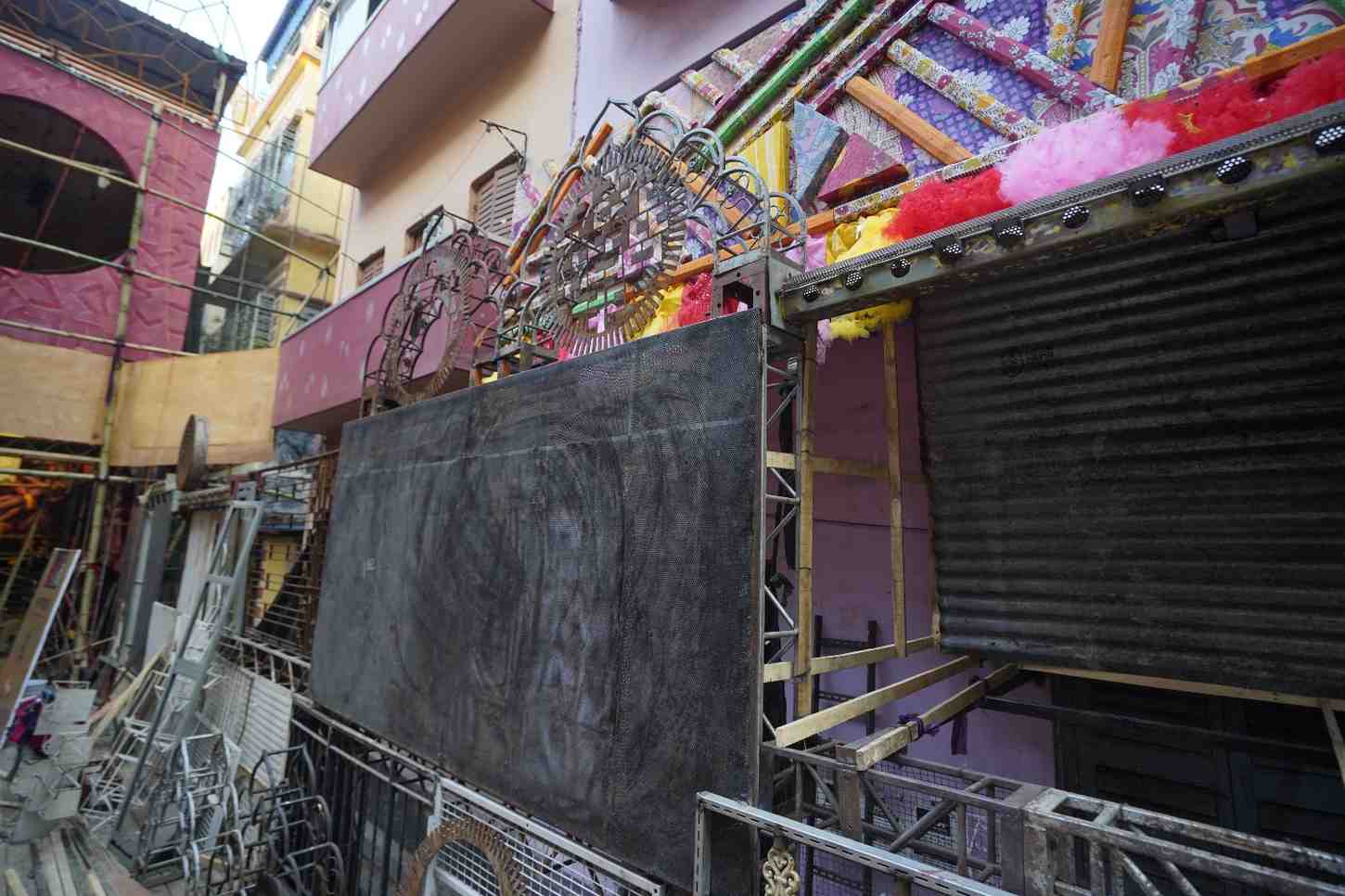 মণ্ডপ নির্মাণের অন্যান্য সামগ্রীর মধ্যে রয়েছে - প্লাস্টার অফ প্যারিস, ফোম, কাঠ, দড়ি প্রভৃতি। 