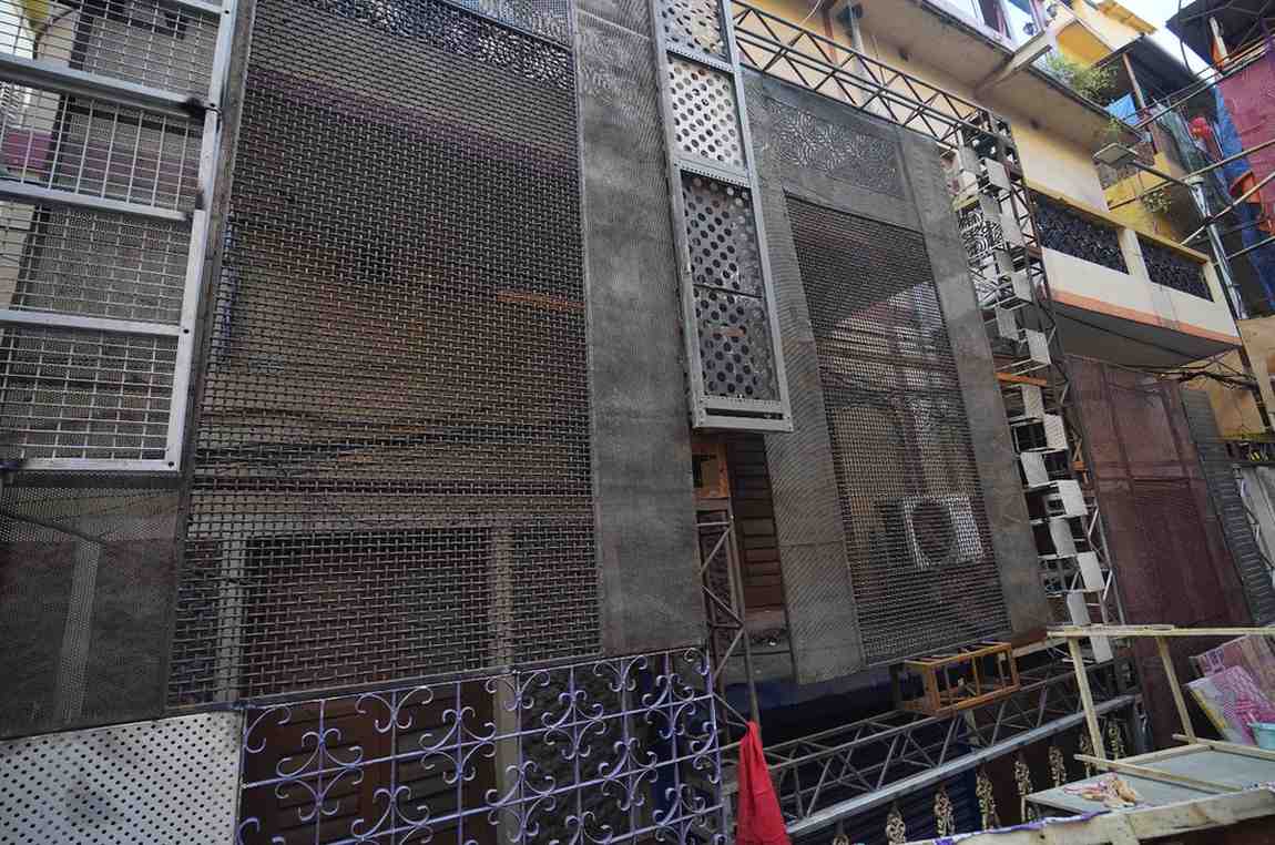 নলিন সরকার স্ট্রিটের এই পুজো নিয়ে প্রতি বছরই দর্শনার্থীদের মধ্যে বিপুল উৎসাহ ও উদ্দীপনা দেখা যায়।