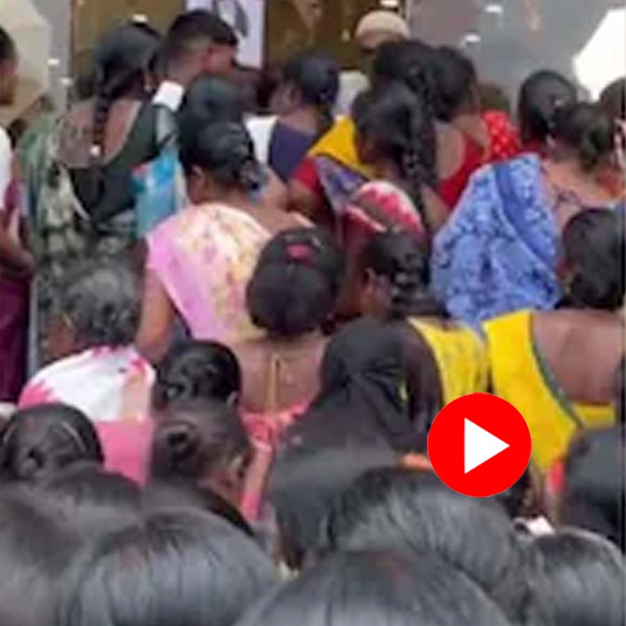 hundreds of women rushed at a Medak mall in Telangana