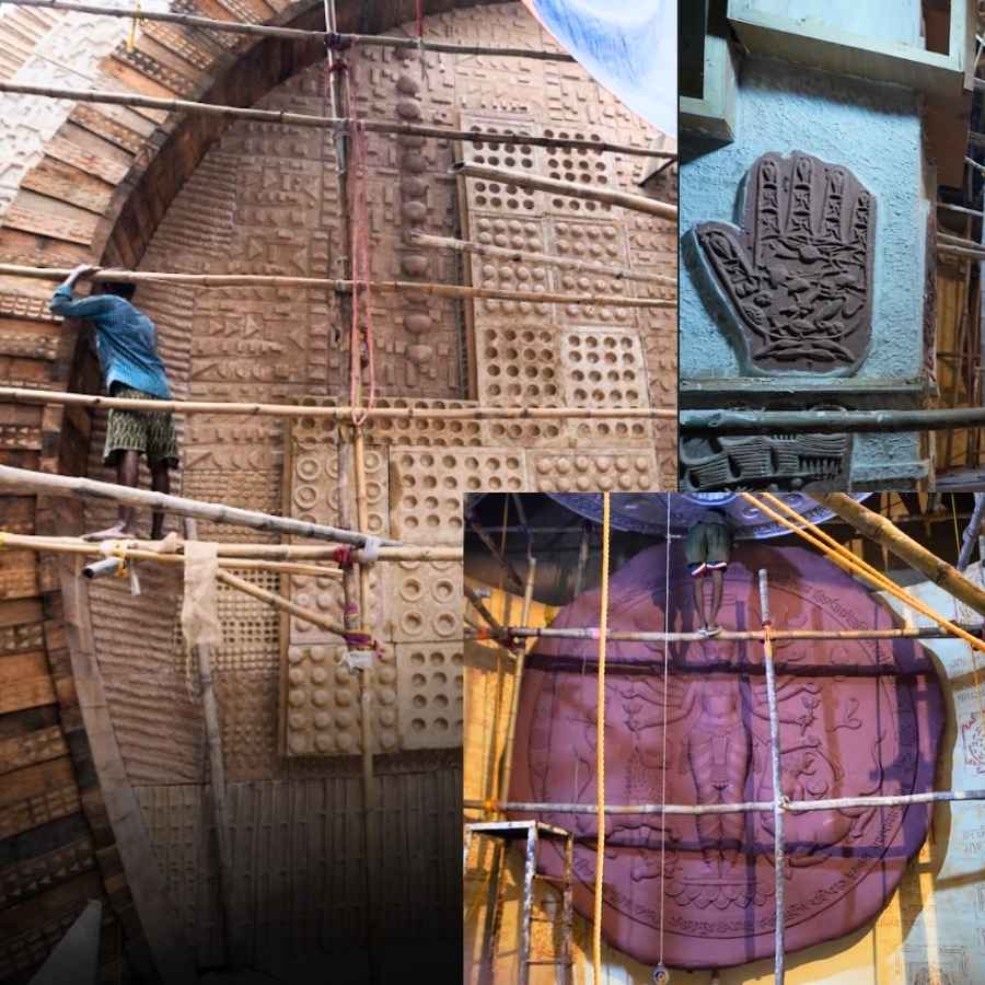১। যে দিকেই তাকাবেন সে দিকেই ইট, কাঠ, বালির উপর নানা কারুকার্য। দর্শনার্থীদের যেন সাদরে আমন্ত্রণ জানানোর জন্য এগিয়ে রয়েছে মানুষের বানানো সুবিশাল হাত। পুরোদস্তুর চলছে মণ্ডপসজ্জার প্রস্তুতি। 