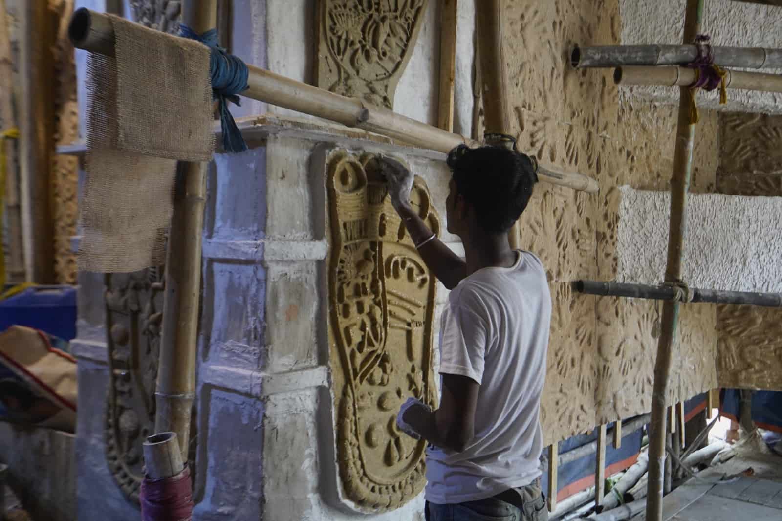 ২। চূড়ান্ত মুহুর্তের প্রস্তুতি দেখেই বোঝা যাচ্ছে চলতি বছর পুজোর ‘থিম’-এর ভিড়ে এ ভাবেই নিজেদের ‘ছাপ’ ফেলতে চলেছে দমদম পার্ক তরুণ দল-এর পুজো। 