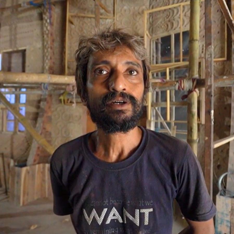 ৪। মণ্ডপসজ্জার দায়িত্বে রয়েছেন শিল্পী পূর্ণেন্দু দে। তাঁর অধীনেই কাজ করছেন শিল্পী ভাস্কর সরকার। আনন্দবাজার ডট কমের সঙ্গে কাজের ফাঁকে কথা বললেন তিনি।  