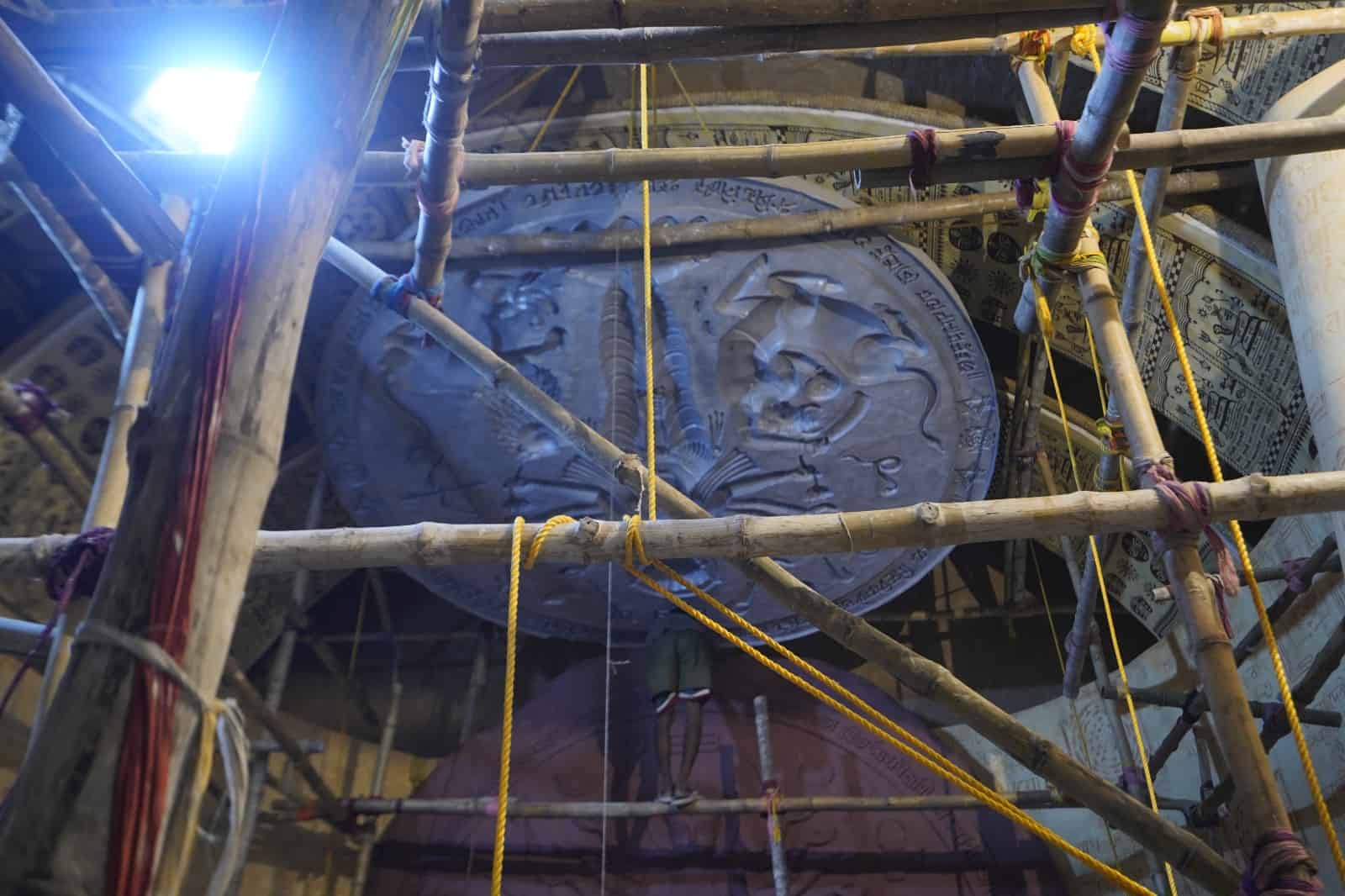 ৫। শিল্পী ভাস্কর সরকারের কথায়, “প্রাচীন কালে গুহাচিত্রের মাধ্যমেও মানুষ নিজেদের অস্তিত্বের ছাপ ফেলে গিয়েছেন। প্রাণীরাও নিজেদের অস্তিত্বে প্রমাণ দেয়। সব মিলিয়েই আমাদের বিষয়বস্তুকে ভাবা হয়েছে।”  