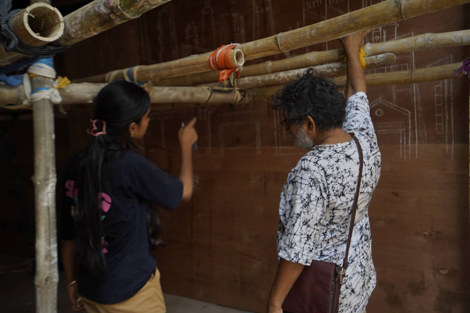 ৭। শিল্পী বলেন, “ছাপ বলতে শুধু মানুষের একার অস্তিত্বকে বোঝায় না। গোটা সমাজকেও চিহ্নিত করে। এমনকী অর্থনৈতিক পরিকাঠামোটিও এই ছাপের মধ্যেই পড়ে।” 