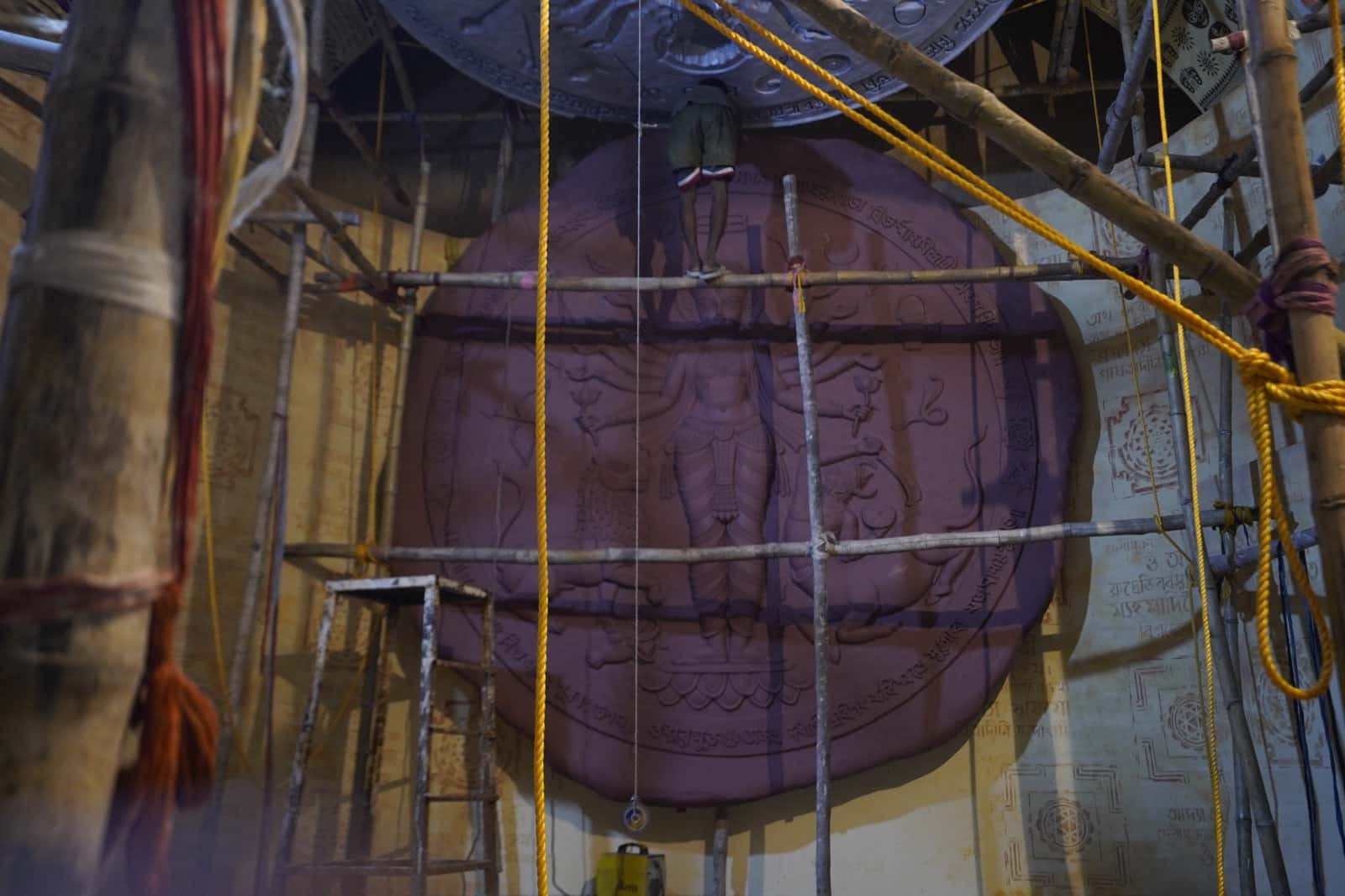 ৮। সব শেষে একদম শীর্ষ স্থানে বসে রয়েছেন দেবী। যেন তিনিই ‘চূড়ান্ত ছাপ’। সেই কারণেই দেবী প্রতিমাকে পেশ করা হয়েছে একটি ‘স্ট্যাম্প’-এর রূপে। 