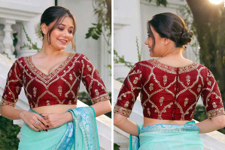 আলমারিতে একটা মেরুন ব্লাউজ় থাকলে কিন্তু অনেক শাড়ির সঙ্গেই দারুণ মানিয়ে যায়। পুজো উপলক্ষে এমন একটি জাল এম্ব্রয়ডারি করা মেরুন ব্লাউজ় নিজের সম্ভারে রাখতেই পারেন। যাঁরা খোলামেলা ব্লাউজ় তেমন পছন্দ করেন না, অথচ একটু ভারী নকশা করা ব্লাউজ় খুঁজছেন, এই ব্লাউজ়টি তাঁদের জন্য ভাল বিকল্প হতে পারে। ‘এথনিক বুটিক’-এর কর্ণধার গার্গী সোনকার বলেন, ‘‘পিঠখোলা ব্লাউজ় তো আছেই, এ বছর কিন্তু কাঞ্জিভরম কিংবা অন্যান্য সিল্কের শাড়ির সঙ্গে বোটনেক ব্লাউজ়ের চাহিদাও বেড়েছে। স্মার্ট, ছিমছাম সাজতে যাঁরা পছন্দ করেন, তাঁরা পুজো স্পেশ্যাল এমন একটা ব্লাউ়জ় কিনে ফেলতেই পারেন।’’ 