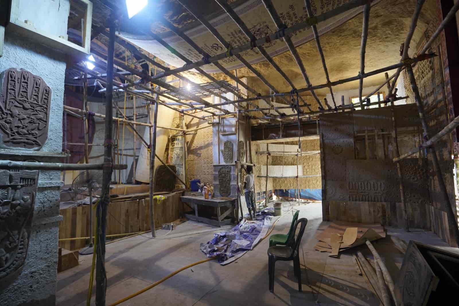 ৯। ভাস্কর সরকারের মতে, দেবীর উপস্থিতিই হল আসল ‘ছাপ’। 