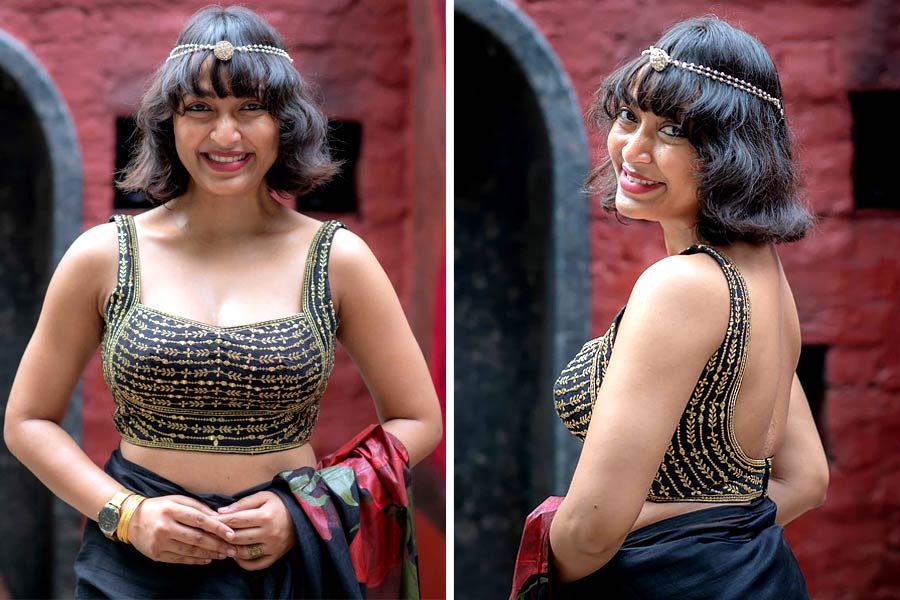 ব্লাউজ়ের সম্ভারে একটি কালো ব্লাউজ় না থাকলেই নয়। পুজোয় ভিড়ের মাঝেও উষ্ণতা ছড়াতে চাইলে কেমব্রিক কাপড়ের হাতকাটা এমন একটি ব্লাউজ় কিন্তু আপনার সম্ভারে রাখতেই পারেন। গা জুড়ে জরির কারুকাজ, দেখতে ছিমছাম হলেও বেশ নজরকাড়া এই ব্লাউজ়টির নাম ‘রবিন রজনীগন্ধা’। ‘সুতা’র নকশা করা ডোম নেকলাইনের এই ব্লাউজ়টি কিন্তু মুর্শিদাবাদি সিল্ক হোক বা তসর, টিস্যু হোক বা জামদানি— যে কোনও শাড়ির সঙ্গেই বেশ মানাবে।