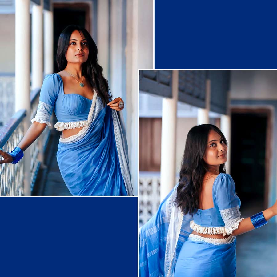 তরুণ প্রজন্ম এখন ‘বডি হাগিং’ সুতির শাড়ির প্রেমে পড়েছে। মল কটন হোক বা কটন জামদানি, এ বছর বাজারে পেয়ে যাবেন সুতির শাড়ি ও ব্লাউজ়ের রকমারি নকশা। সপ্তমীর সকালে একটা আশমানি রঙের কটন জামদানির সঙ্গে সুইটহার্ট নেকলাইন ব্লাউজ়ের মেলবন্ধন হলে তো ‘কেয়া বাত’! ছিমছাম ব্লাউজ়টিকে নজরকাড়া করতে ‘মোনরি’র কর্ণধার পোশাকশিল্পী মোনালিসা পোদ্দার তার সঙ্গে যোগ করেছেন সাদা লেসের সূক্ষ কারুকাজ। পুজোর সাজগোজ মানেই জমকালো নয়, স্নিগ্ধ সাজেও মোহময়ী হয়ে উঠতে ব্লাউজ়ের এমন নকশা এ বছর পরে দেখতেই পারেন।