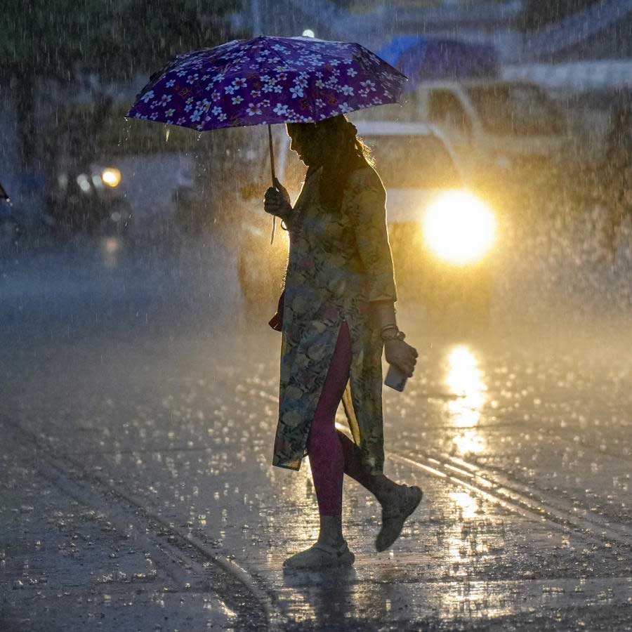Very heavy rainfall in South Bengal from Nabami due to cyclonic circulation and depression, thunderstorm alert for Kolkata dgtl