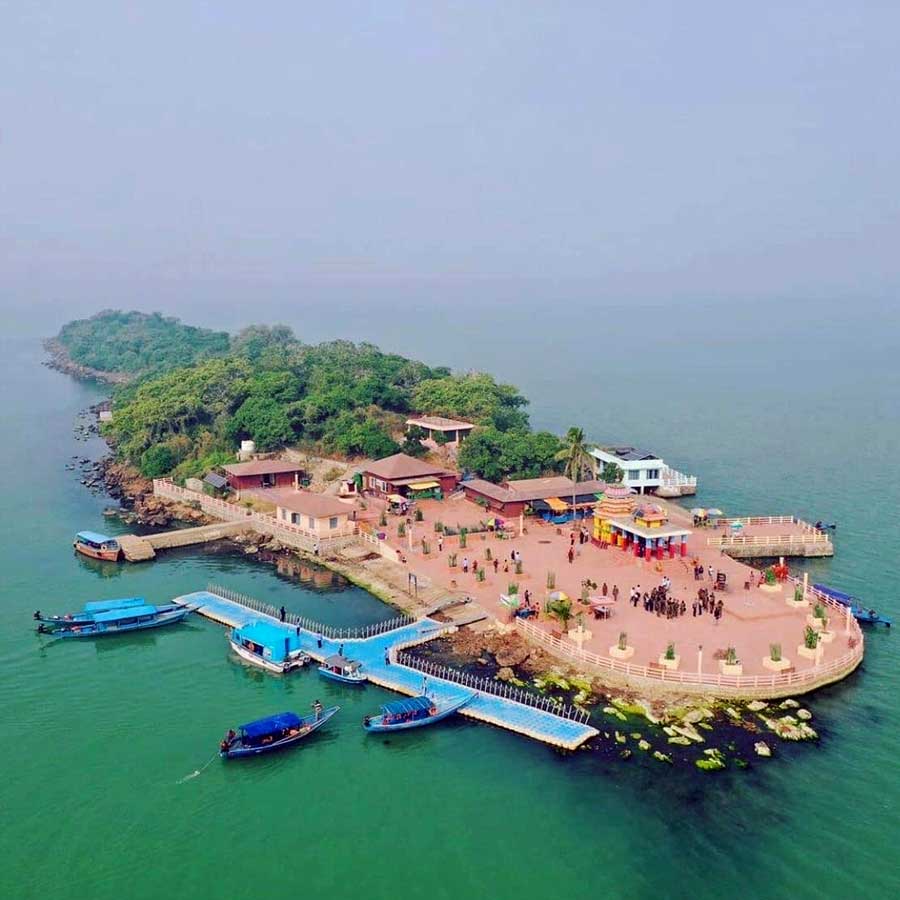 চিল্কার বুকে কালীযাই দ্বীপে রয়েছে কালীযাই মন্দির। 