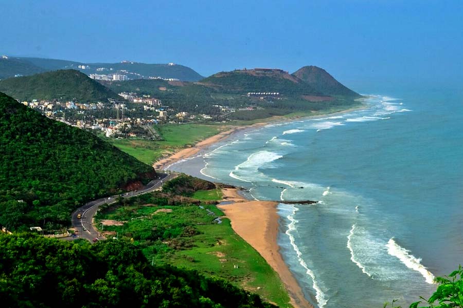 কৈলাসগিরি থেকে দারুণ ভিউ পাওয়া যায় সাগর এবং পাহাড়ের।