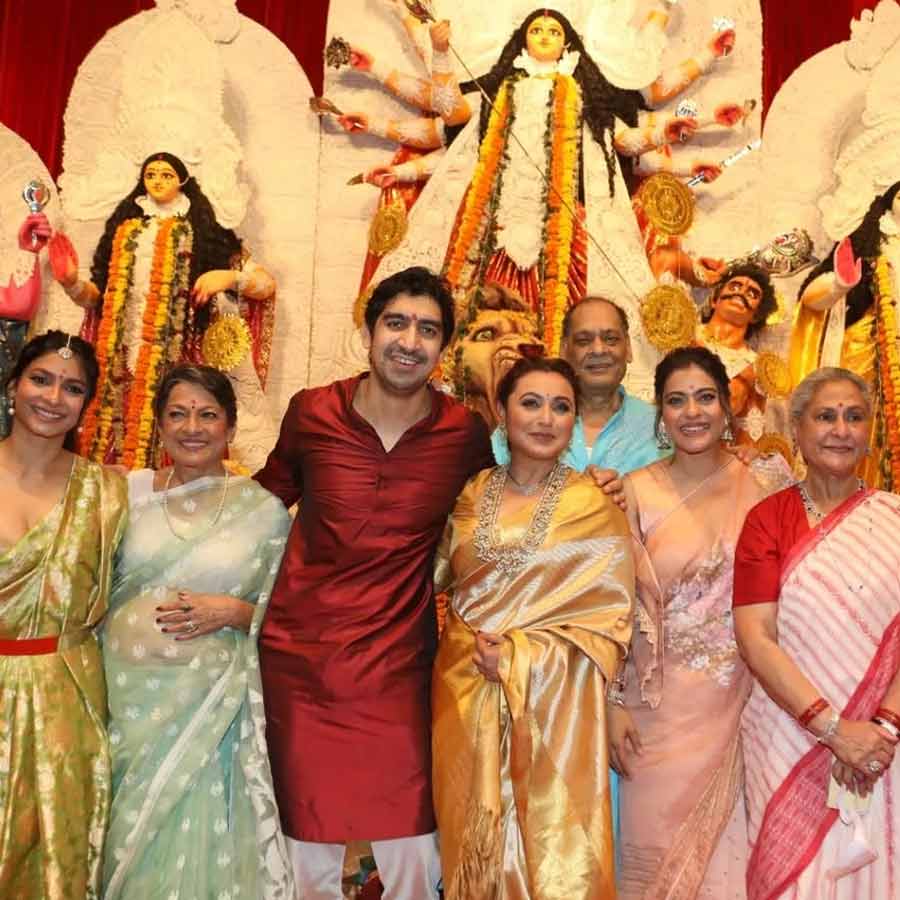 ‘নর্থ বম্বে সার্বজনীন দুর্গাপুজো’র তারকারা।