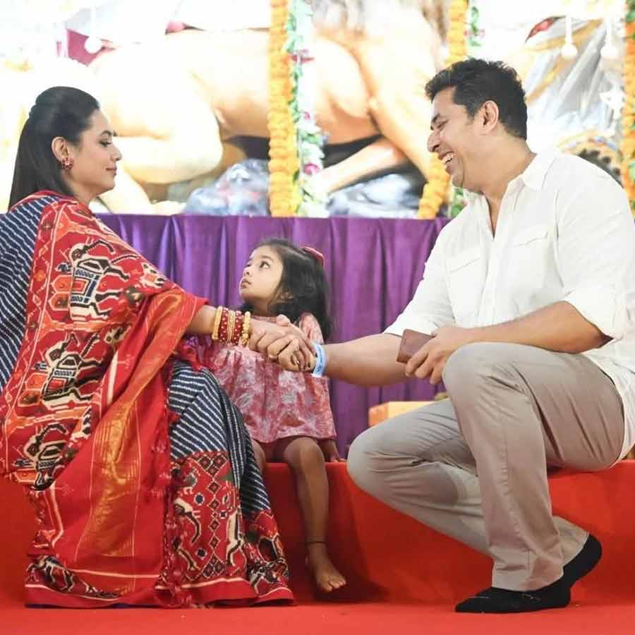 প্রজন্মের পর প্রজন্ম এগিয়ে নিয়ে চলেছে এই দুর্গাপুজোকে।