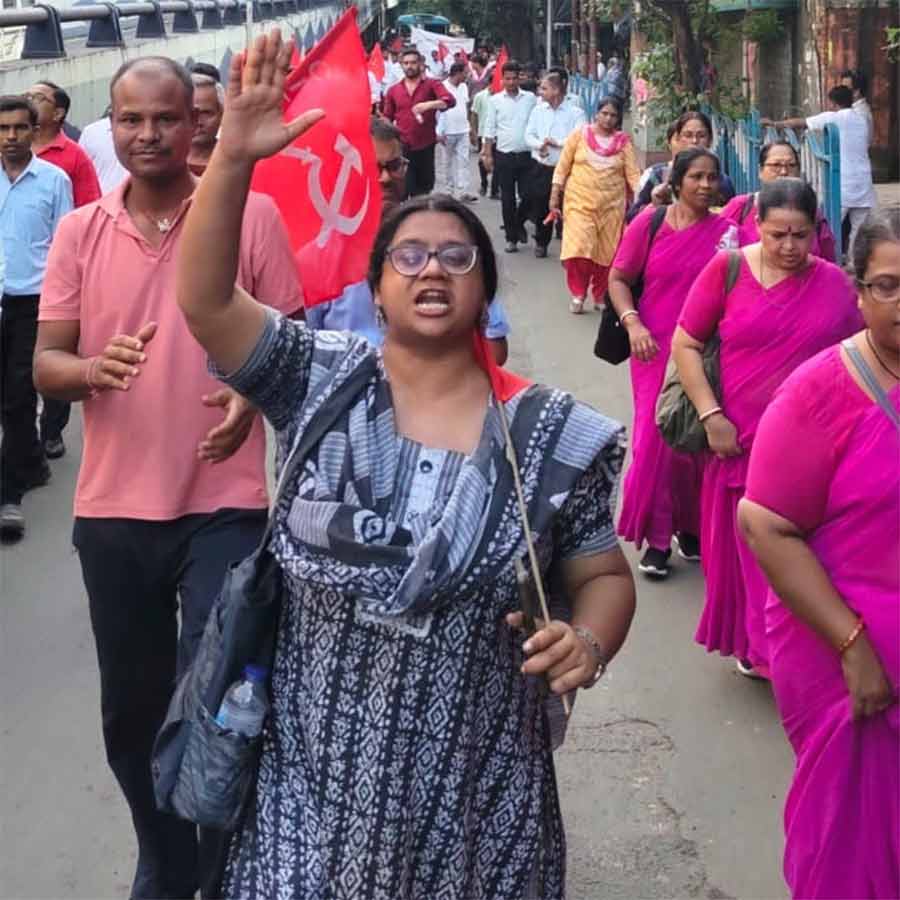 Unaided school workers hit the streets with their demands