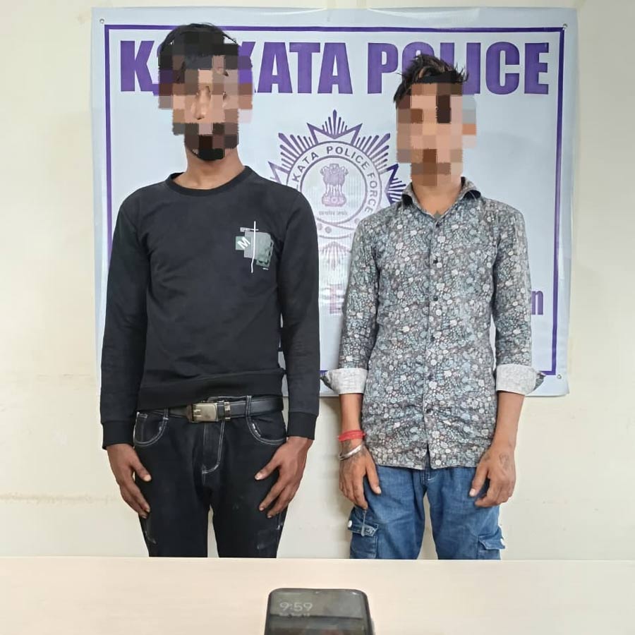 2 arrested for trying to steal mobile phone from a person in Tangra dgtl