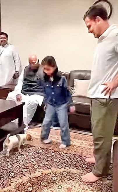 জীবপ্রেমী: মল্লিকার্জুন খড়্গের নাতনিকে পোষ্য উপহার রাহুলের।