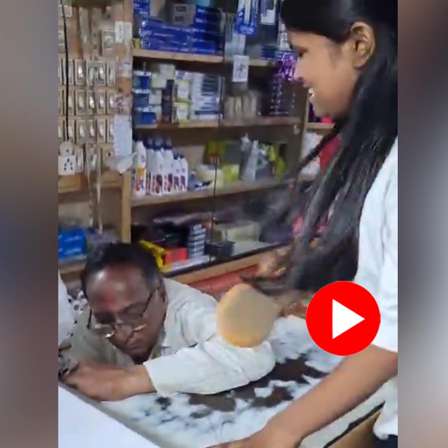 Brawl between shop owner and female staff for sending obscene messages in Thane Kalyan dgtl