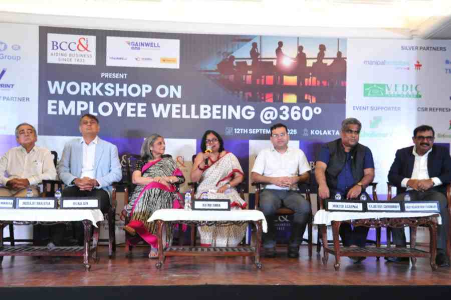 অনুষ্ঠানমঞ্চে চলছে আলোচনা। কথা বলছেন প্যানেলিস্টরা। 