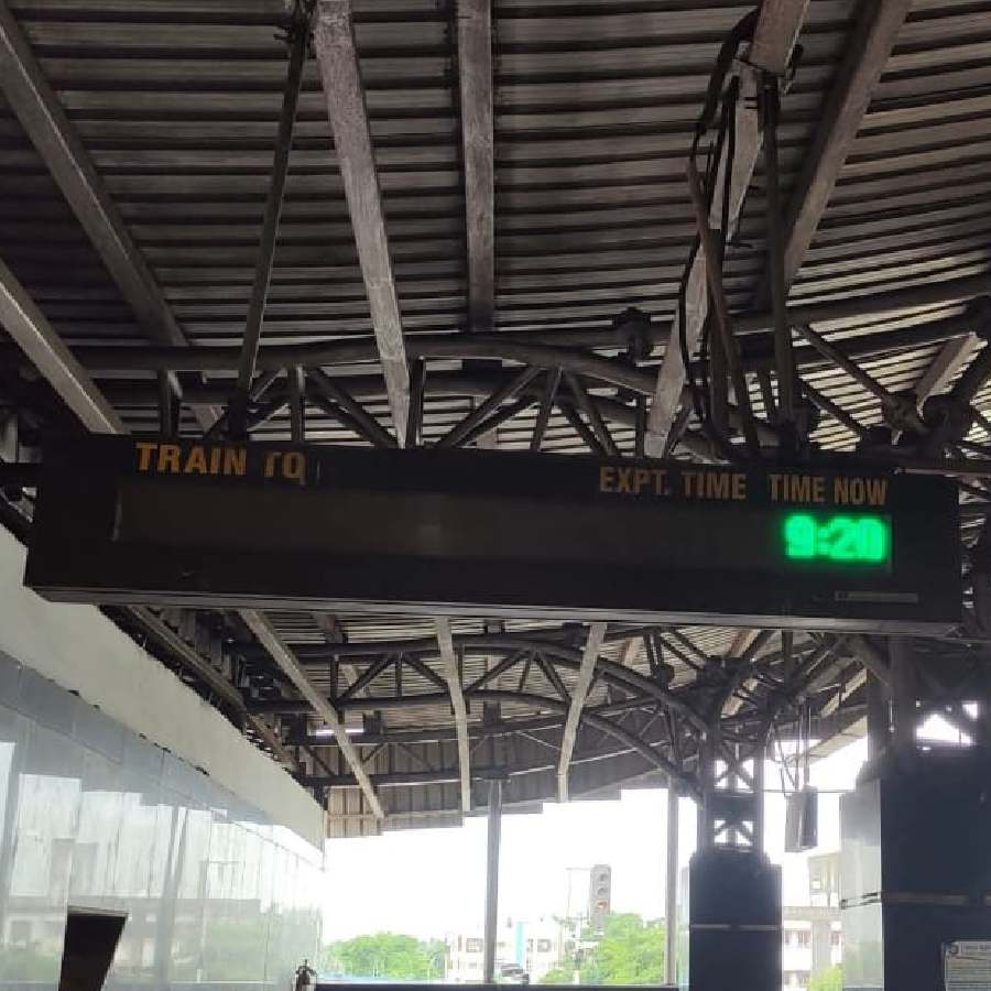 শহিদ ক্ষুদিরাম স্টেশনে দেখাচ্ছে না পরবর্তী মেট্রো সময়।