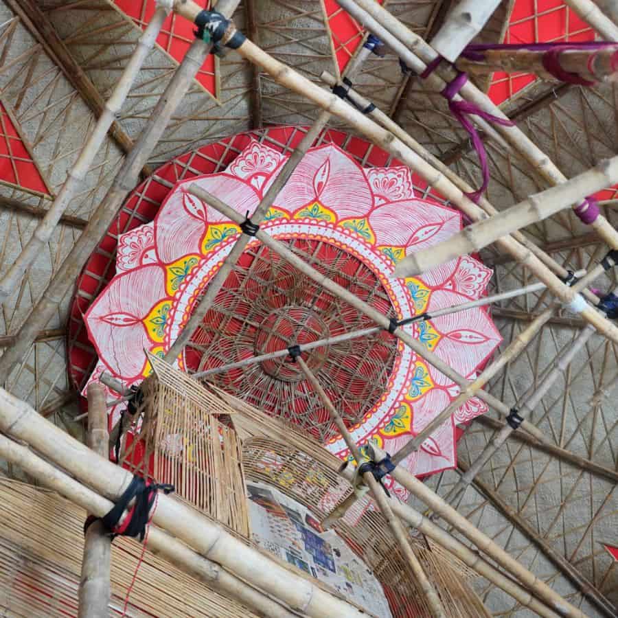 শিল্পী সোমনাথ তামলি তাঁর এই সৃষ্টিকে নিখুঁত ভাবে ফুটিয়ে তুলতে সাহায্য নিয়েছেন দুই তরুণীর। একজন ক্ষেত্র গবেষক ও লেখিকা রিমি দত্ত বণিক দে। আরেকজন রবীন্দ্রভারতী বিশ্ববিদ্যালয়ের কৃতি ছাত্রী আলোক নূর ইভানা। 