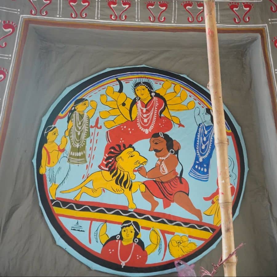 এই দু’জনই গ্রাম বাংলার জীবনধারার সঙ্গে একাত্ম। একজন জানেন বাংলার ব্রত আর দেবীর পুজোর রীতিনীতি, অন্যজন জানেন সে ইসব ব্রতর নকশার গভীর তাৎপর্য।